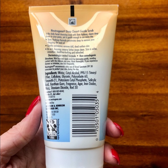 Neutrogena Deep Clean® Gentle Scrub - Picture 6 of 12